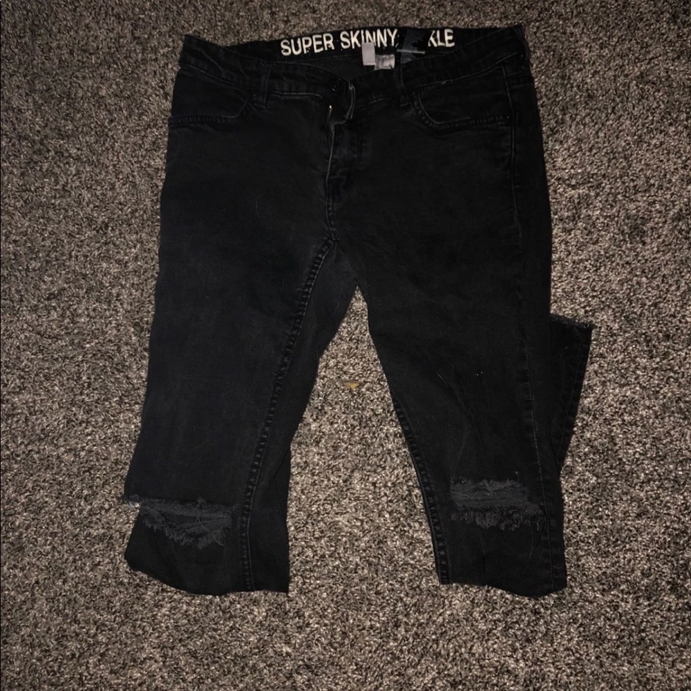 Distressed skinny jeans